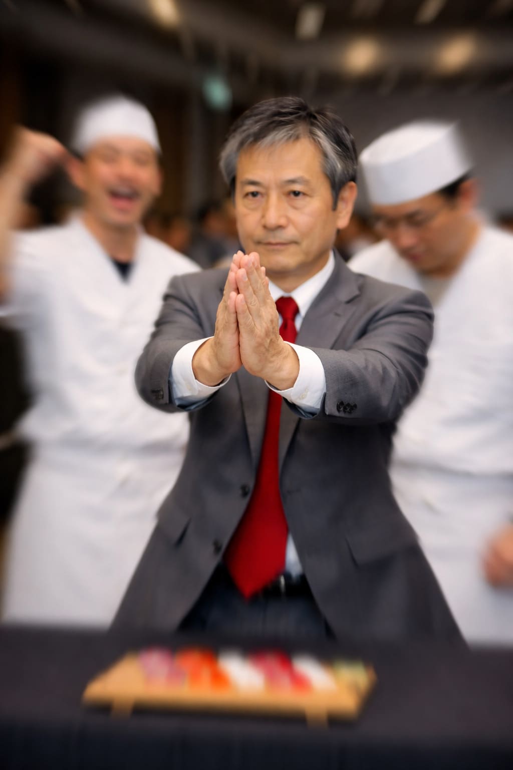柏手を叩く寿司の審査官